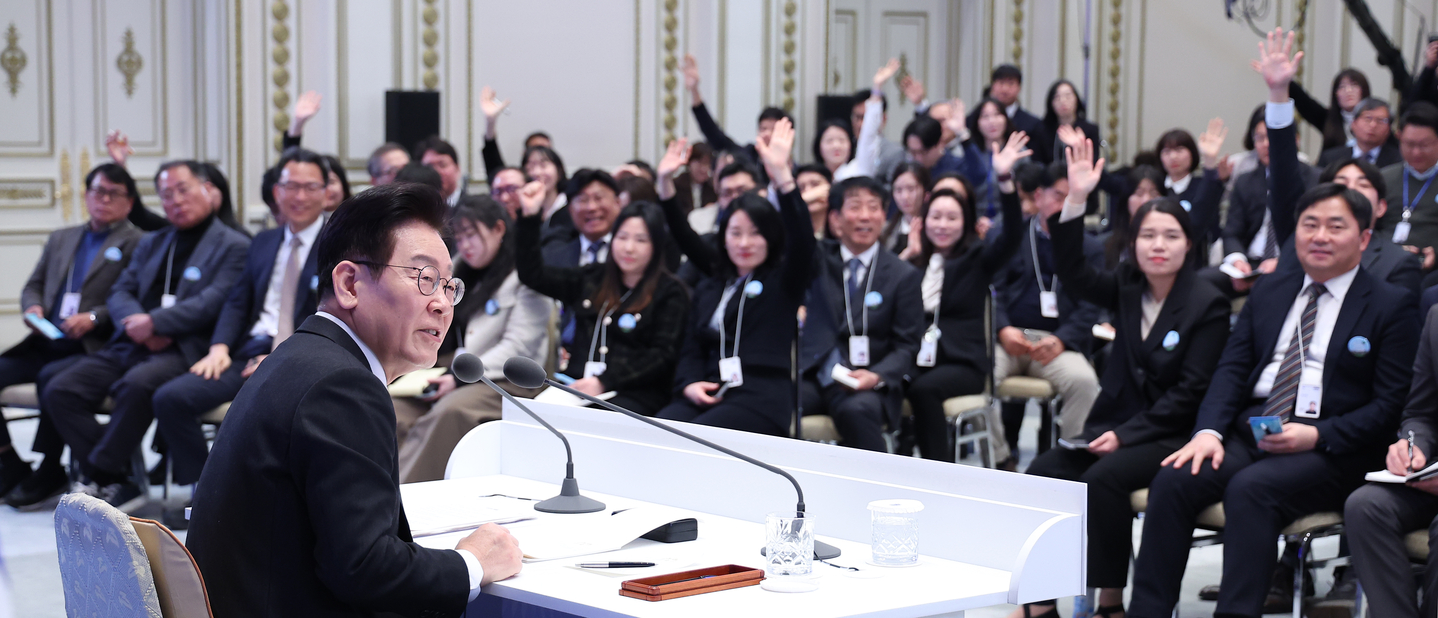 President Lee Jae Myung, left, takes reporters' questions during a New Year’s press conference at the Yeongbingwan state guest house at the Blue House in central Seoul on Jan. 21 attended by some 160 Korean and foreign journalists. [JOINT PRESS CORPS]