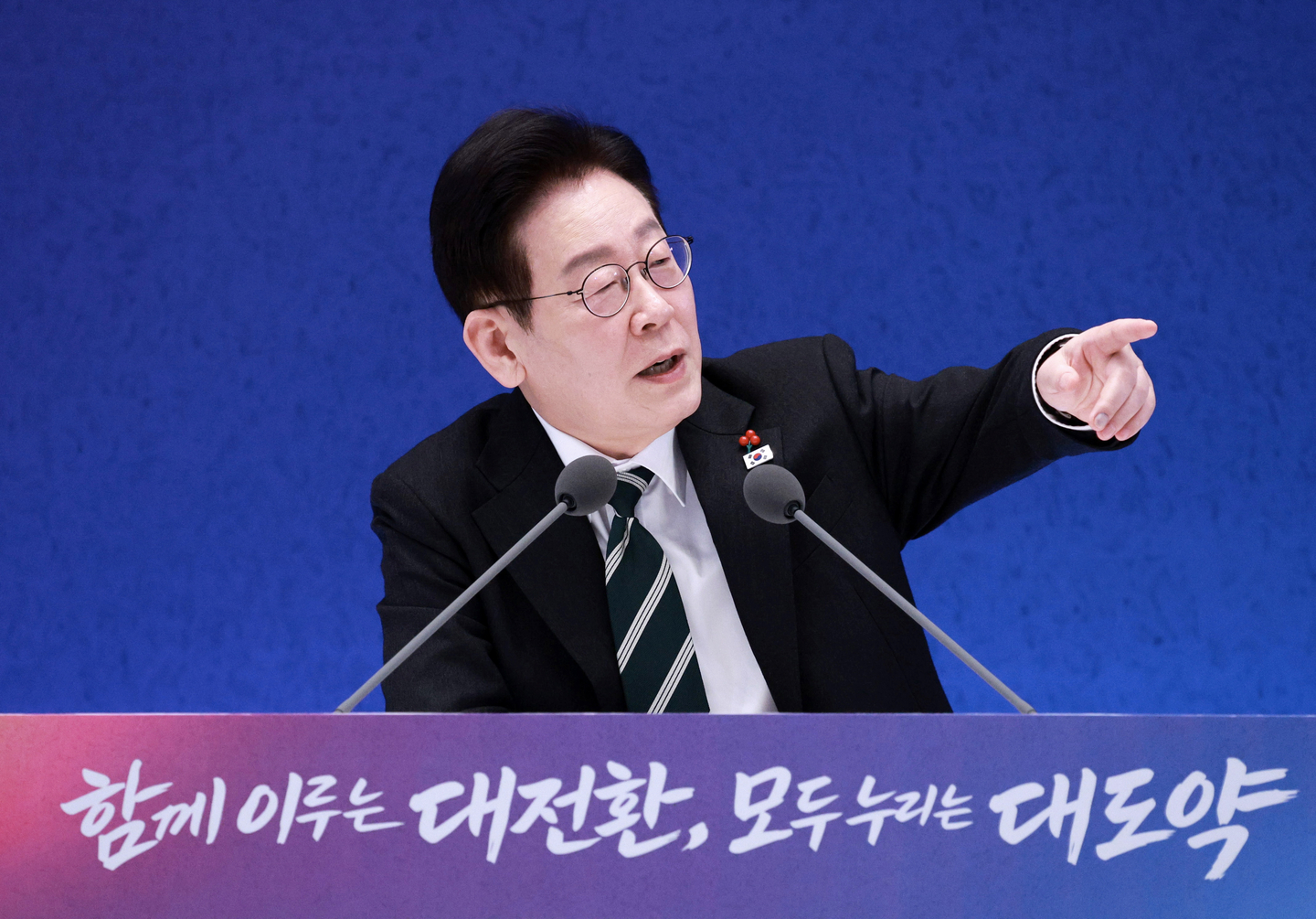 President Lee Jae Myung gestures during a New Year’s press conference at the Yeongbingwan state guest house at the Blue House in central Seoul on Jan. 21 attended by some 160 Korean and foreign journalists. [JOINT PRESS CORPS]