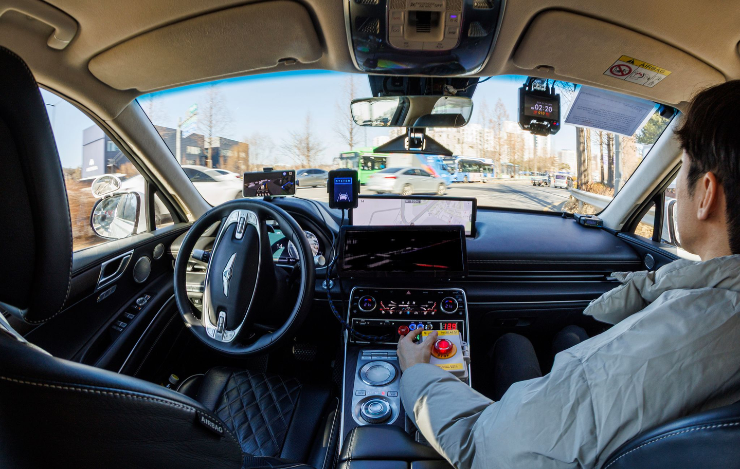 An autonomous vehicle operates in Mapo District, western Seoul, on Jan. 5. [KIM JUNG-HUN]