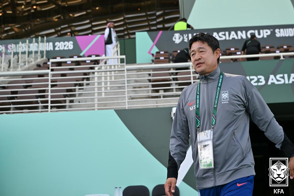 Korea head coach Lee Min-sung enters the pitch for the semifinal match of the Asian Football Confederation U-23 Asian Cup against Japan at King Abdullah Sports City Hall Stadium in Jeddah, Saudi Arabia, on Jan. 20. [KOREA FOOTBALL ASSOCIATION]