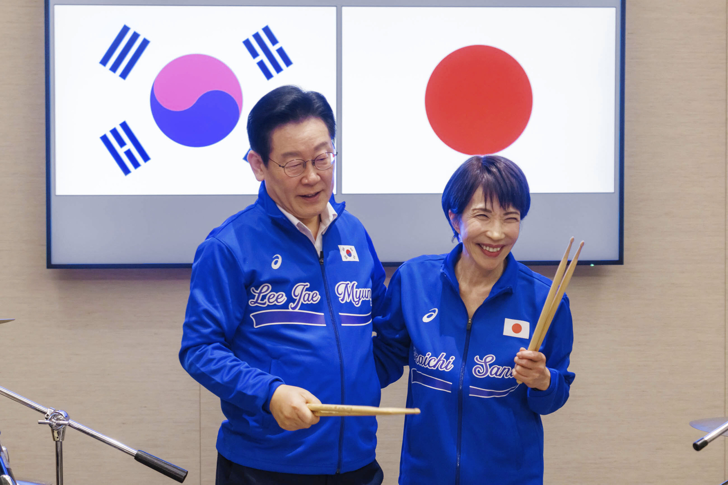President Lee Jae Myung, left, poses with Japanese Prime Minister Sanae Takaichi in Nara, Japan, on Jan. 13. [AP/YONHA] 