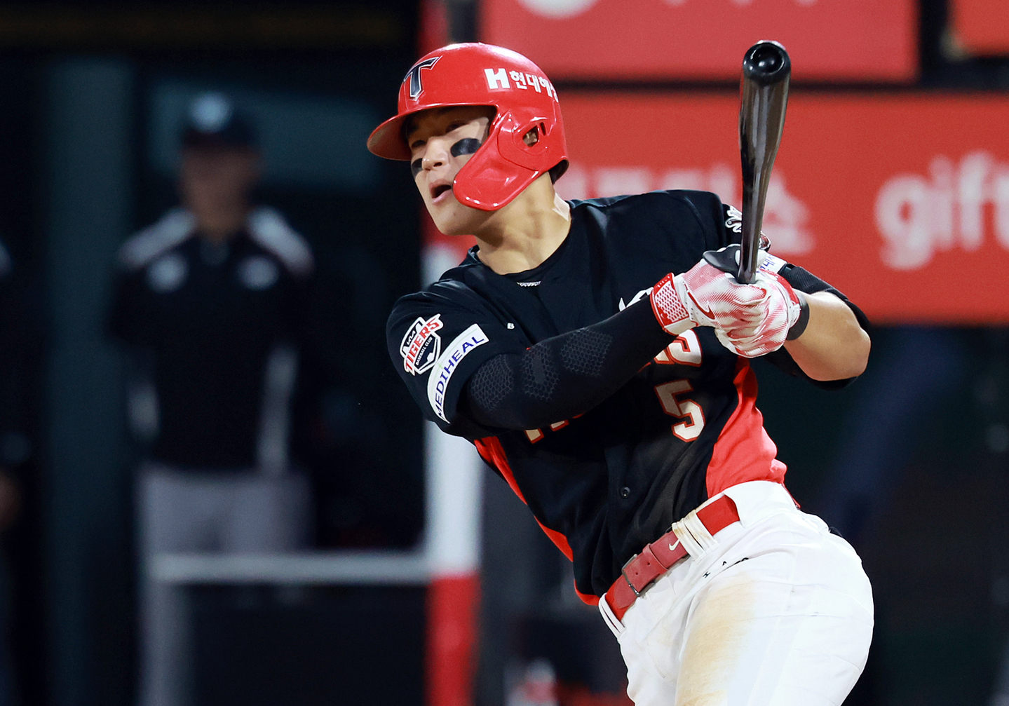 Kia Tigers infielder Kim Do-young bats with two outs in the top of the seventh inning during a KBO game against the KT Wiz at Suwon KT Wiz Park in Suwon, Gyeonggi on May 21, 2025. [NEWS1]