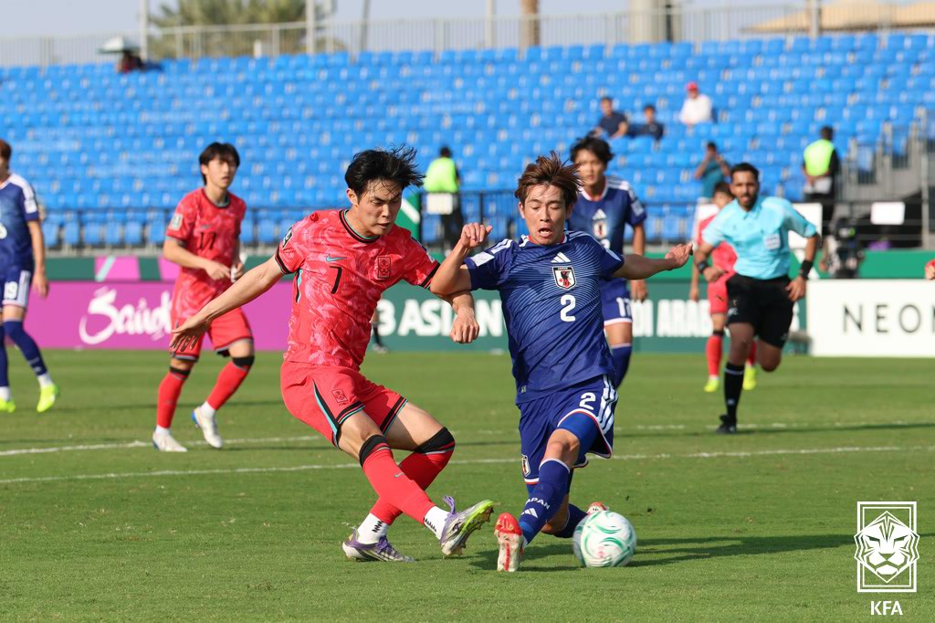 Kang Seong-jin of Korea, left, attempts a shot past Rei Umeki of Japan during the teams' semifinal match at the Asian Football Confederation U-23 Asian Cup at King Abdullah Sports City Hall Stadium in Jeddah, Saudi Arabia, on Jan. 20. [KOREA FOOTBALL ASSOCIATION]