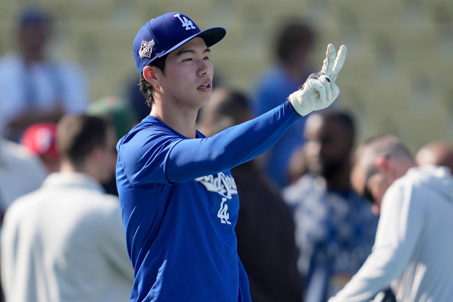 Los Angeles Dodgers second baseman Kim Hye-seong motions during batting practice prior to Game 3 of baseball's World Series against the Toronto Blue Jays in Los Angeles on Oct. 27, 2025. [AP/YONHAP] 