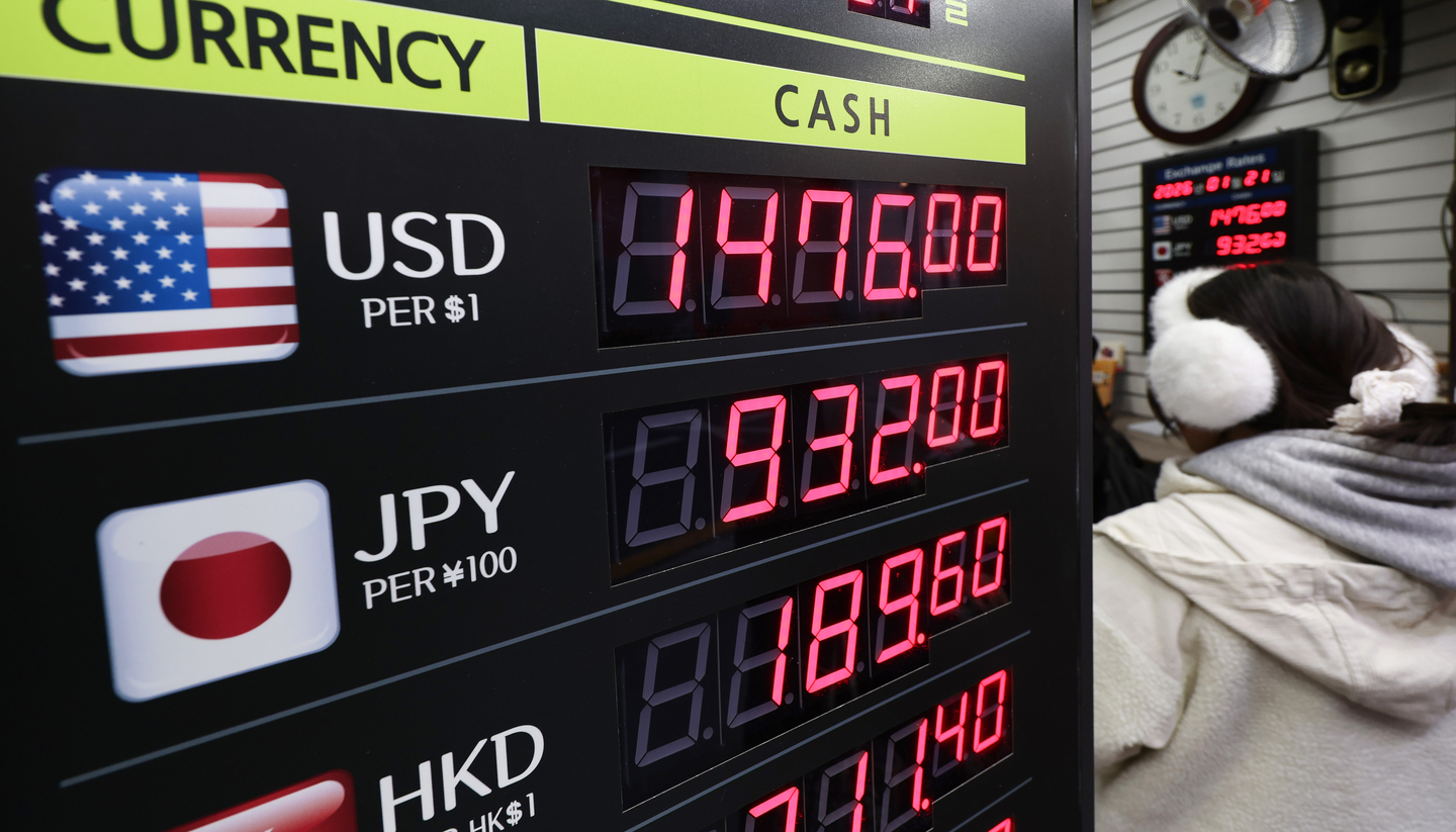 The exchange rates for different currencies against the won are displayed at a currency exchange in Myeongdong, central Seoul, on Jan. 21. [NEWS1] 