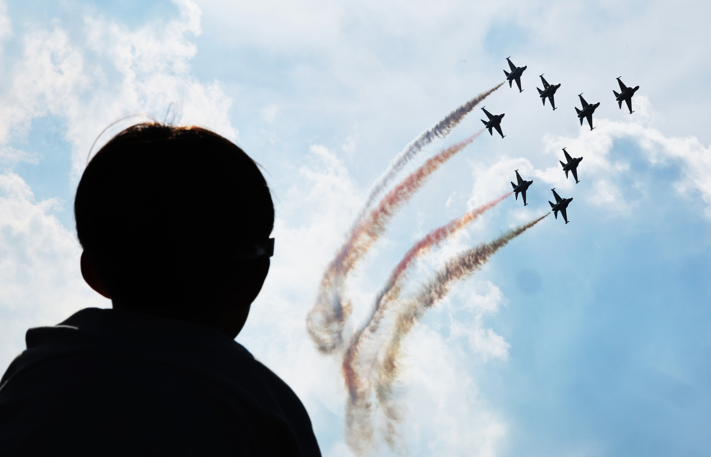 A person watches the Air Force's Black Eagles team's air show in Seongnam, Gyeonggi, on Oct. 19, 2025. [YONHAP] 