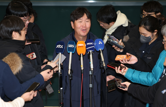 Ryu Ji-hyun, manager of the Korean national baseball team, speaks with reporters at Incheon International Airport, west of Seoul, on Jan. 21, after arriving back from training camp in Saipan. [YONHAP]