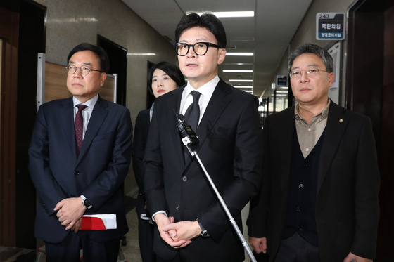 People Power Party (PPP) leader Han Dong-hoon briefs reporters at the National Assembly, western Seoul, on Nov. 7 after President Yoon Suk Yeol's public address. [NEWS1]