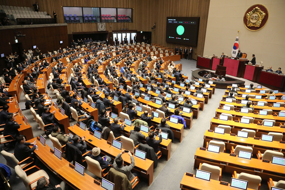 190 members of Korea's National Assembly vote to overturn President Yoon Suk Yeol's introduction of martial law in the early hours of Wednesday morning at the National Assembly building in Yeouido, western Seoul.  [NEWS1]