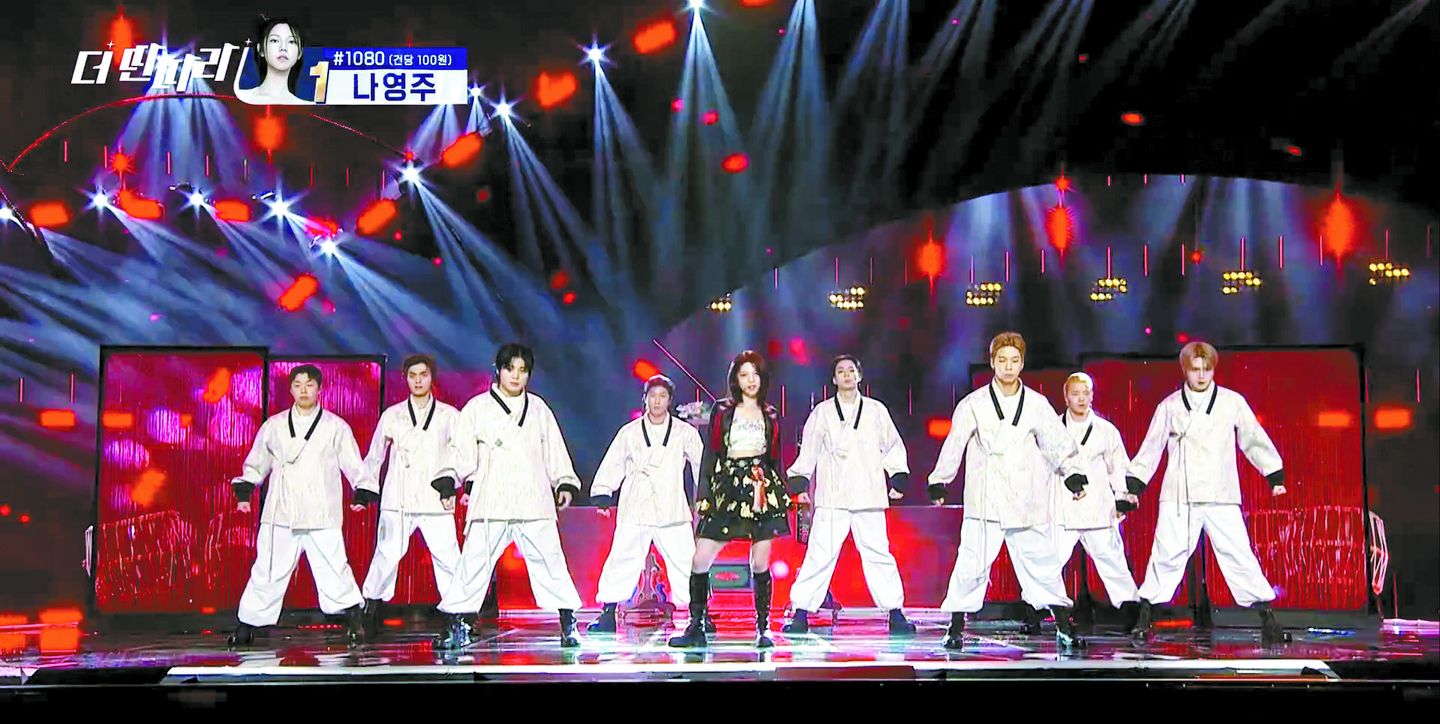 Na Yeong-joo, center, of the newly formed duo dodree performs on stage during the audition show “The Ddanddara” (2024-25) [SCREEN CAPTURE]