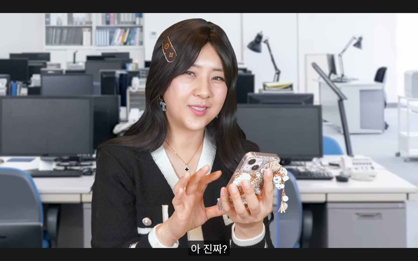 Comedian Kang Yu-mi plays a married middle-aged working woman with internalized misogyny, in a YouTube clip released on Jan. 1. [SCREEN CAPTURE]