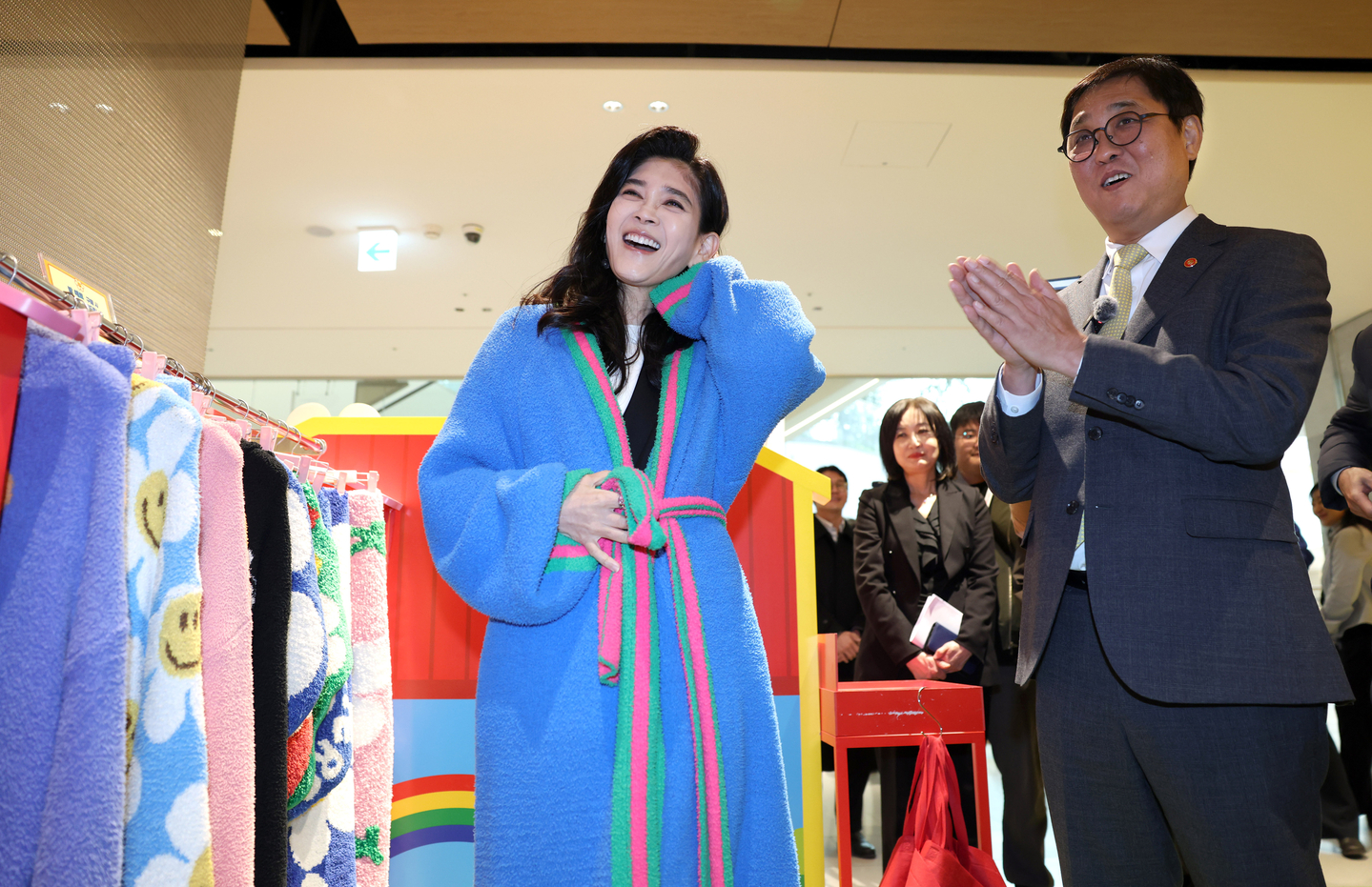 Looking Grand - Minister of Culture, Sports and Tourism Choi Hwi-young, right, and Korea Visit Year Committee Chair Lee Boo-jin visit The Hyundai Seoul in Yeongdeungpo district, western Seoul on Jan. 22, inspecting the event progress at Wiggle Wiggle, a participating store in the Korea Grand Sale. [YONHAP]