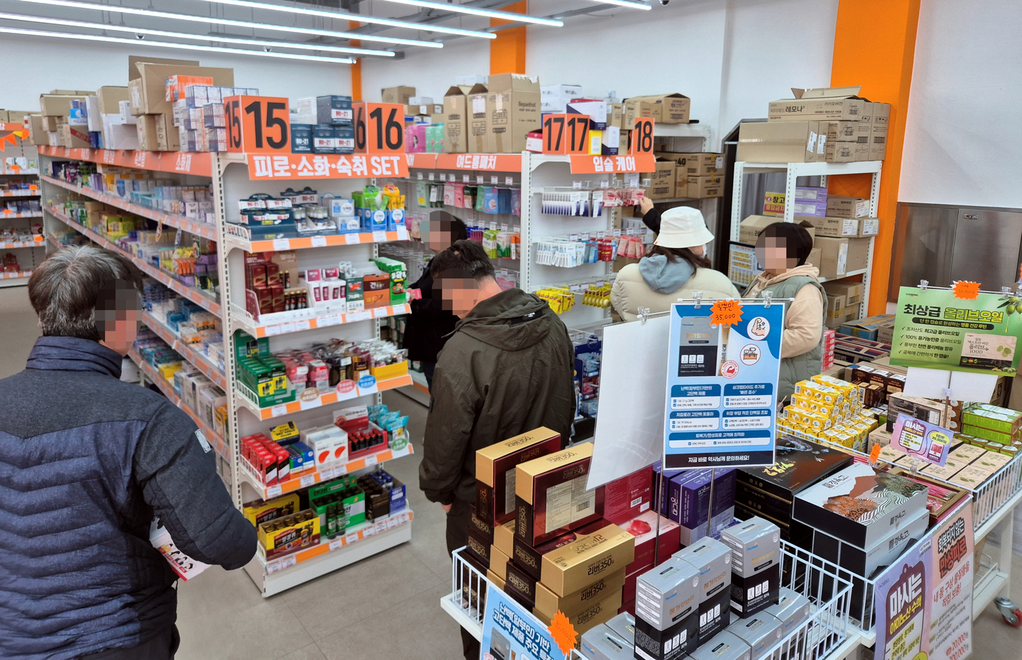 Customers consult a pharmacist while purchasing medicine at a warehouse-style pharmacy in Ssangchon-dong, Seo District, Gwangju, on Jan. 18. [HWANG HEE-GYU]