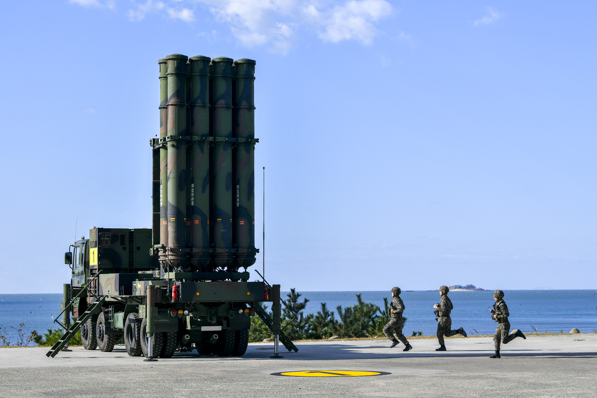 Operators move into position to prepare for the launch of a Cheongung-II surface-to-air missile during a live-fire interception drill in the Yellow Sea region on Nov. 6, 2024. [NEWS1]