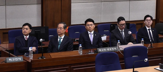 Former Prime Minister Han Duck-soo, second from left, attends a first-instance sentencing hearing at the Seoul Central District Court in southern Seoul on Jan. 21. [NEWS1]