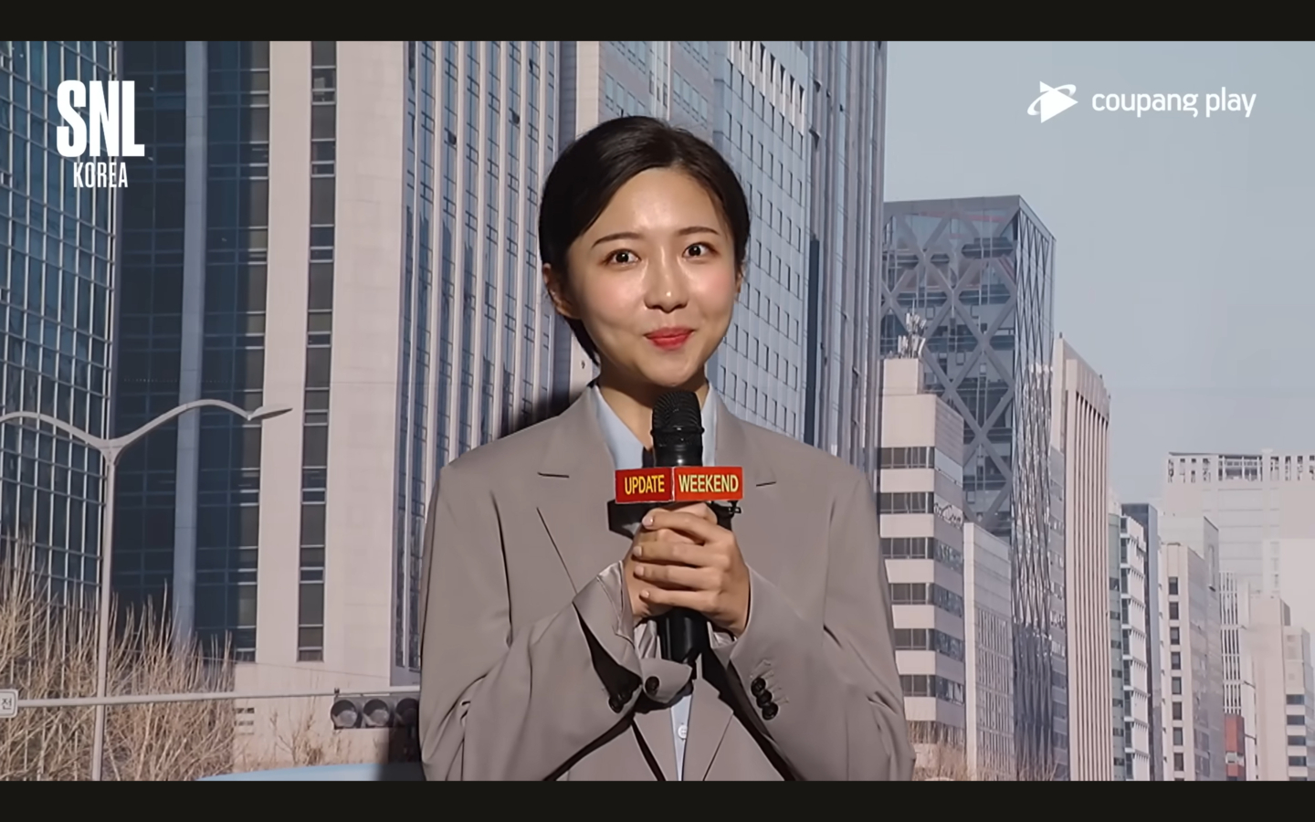 Comedian Joo Hyun-young plays an intern reporter on the "SNL Korea" (2021-) reboot, which aired in September 2021. [SCREEN CAPTURE]