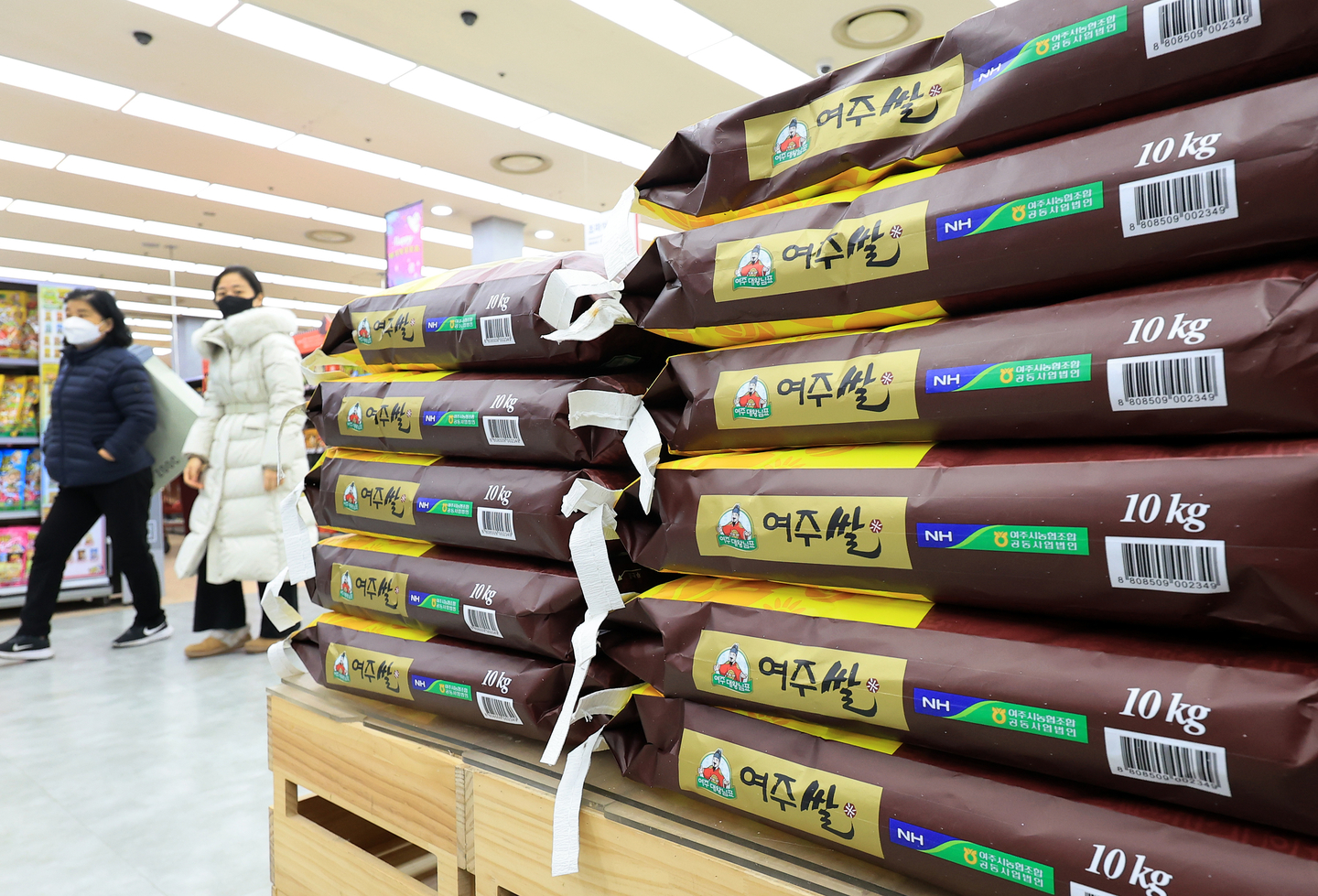 Rice is displayed at a supermarket in Seoul on Dec. 2, 2025. [NEWS1]