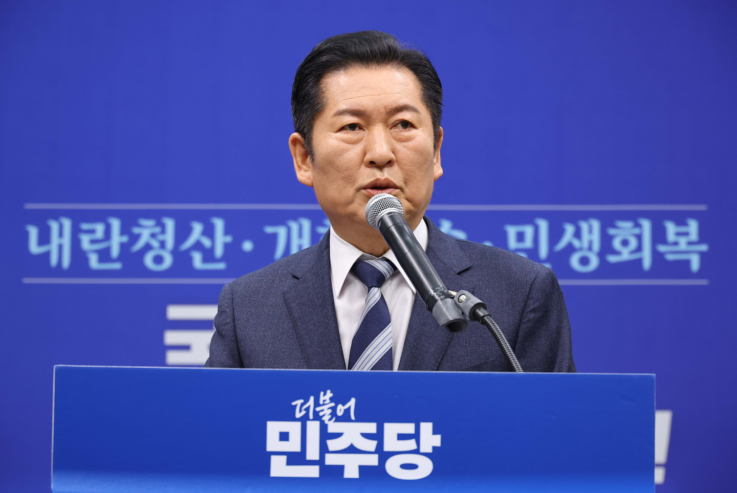 Jung Chung-rae, leader of the ruling Democratic Party, attends a hastily convened press conference at the National Assembly in Seoul on Jan. 22 to call for the minor Rebuilding Korea Party to merge with his party, around four months ahead of the local elections. [YONHAP]
