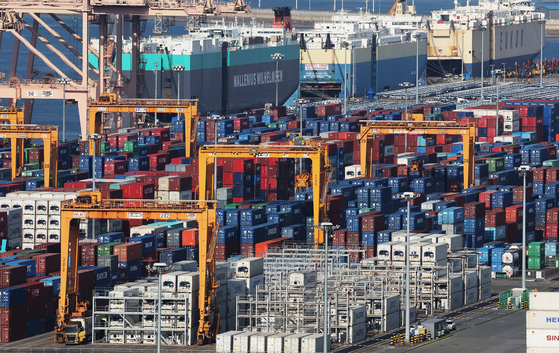 Containers are piled up at the Pyeongtaek Port in Gyeonggi on Jan. 14, 2026. [YONHAP]