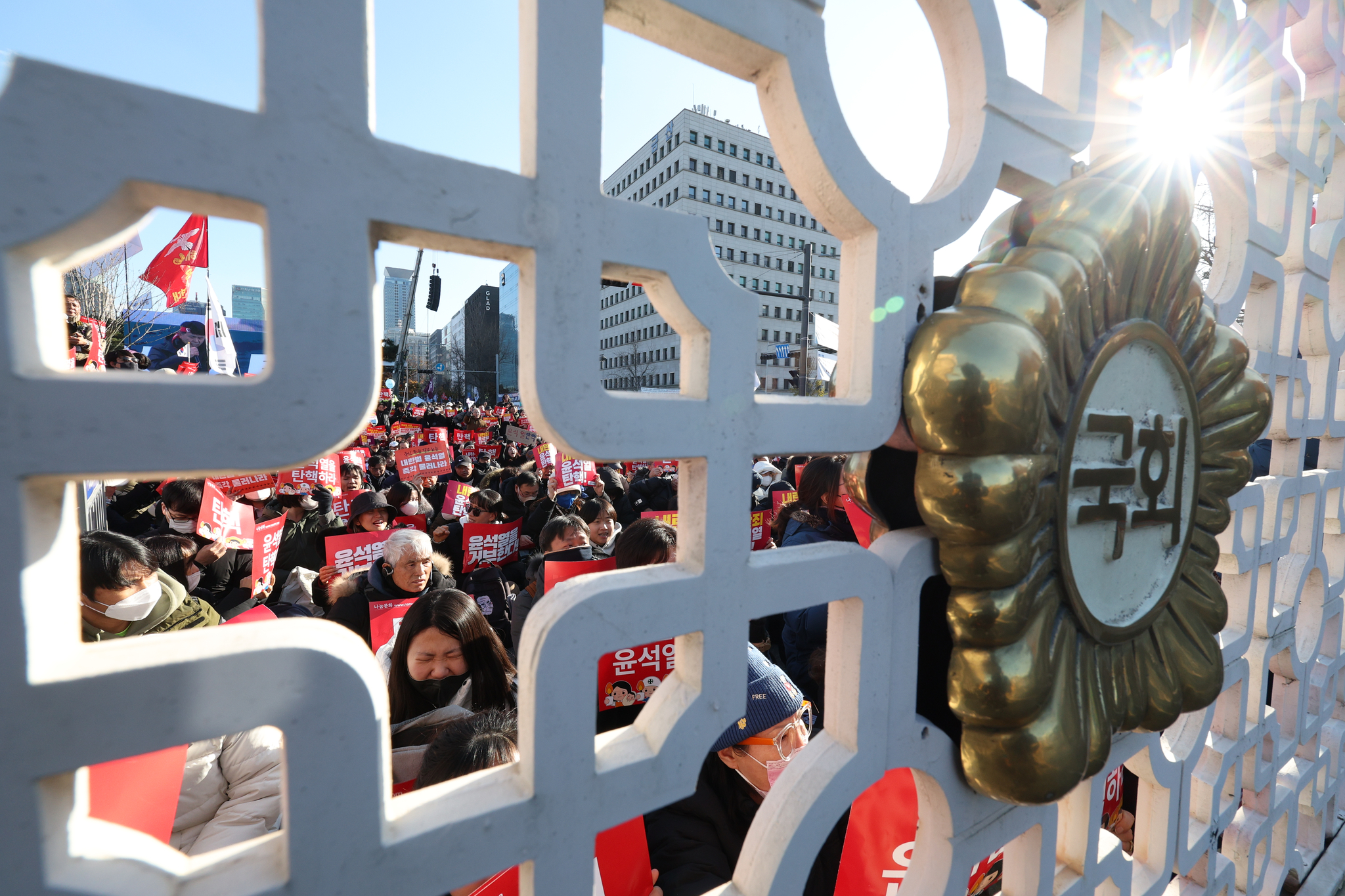 Protesters gather outside the gates of the National Assembly in Yeouido, western Seoul, calling for the impeachment of President Yoon Suk Yeol.  [NEWS1]