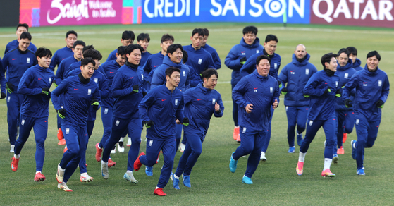 The Korea squad trains at Goyang Stadium in Goyang, Gyeonggi on March 19. For those interested in the big names, Son Heung-min is on the far left in the front row, next to Hwang Hee-chan. Lee Kang-in is second from the right in the front row.  [NEWS1]