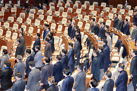 Ahn Cheol-soo, top left, is the only PPP lawmaker to remain in the National Assembly chamber ahead of the vote on the impeachment of President Yoon Suk Yeol in Yeouido, western Seoul on Saturday.  [JOONGANG ILBO]