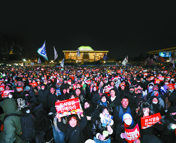 Protesters call for President Yoon Suk Yeol to be removed from office outside the National Assembly in Yeouido, western Seoul on Saturday.  [NEWS1]