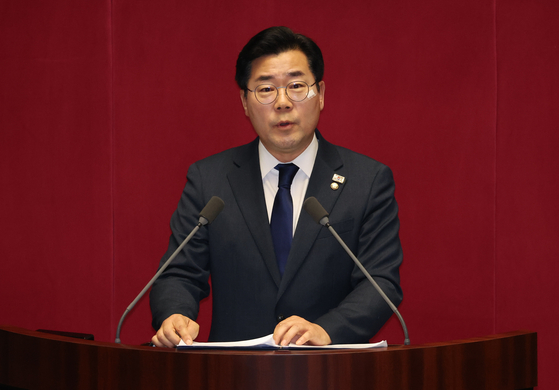 Democratic Party floor leader Park Chan-dae addresses the National Assembly chamber after his party members cast their ballots for the motion to impeach President Yoon Suk Yeol on Saturday. [YONHAP]