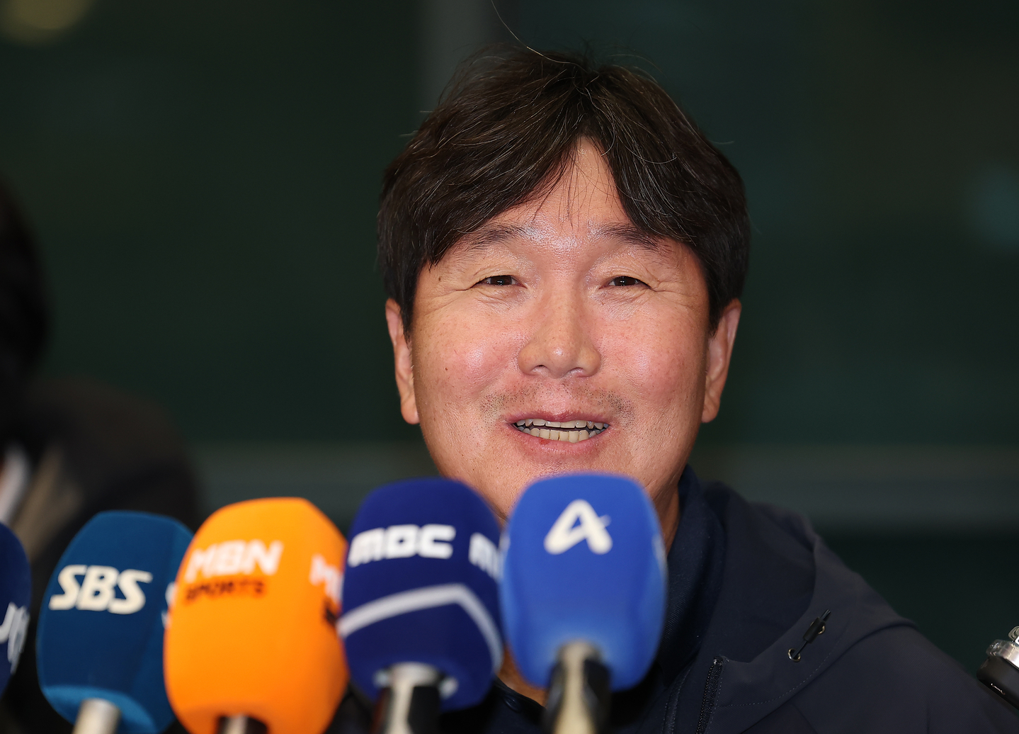 Ryu Ji-hyun, manager of the Korean national baseball team, speaks with reporters at Incheon International Airport, west of Seoul, on Jan. 21, after arriving back from training camp in Saipan. [YONHAP]