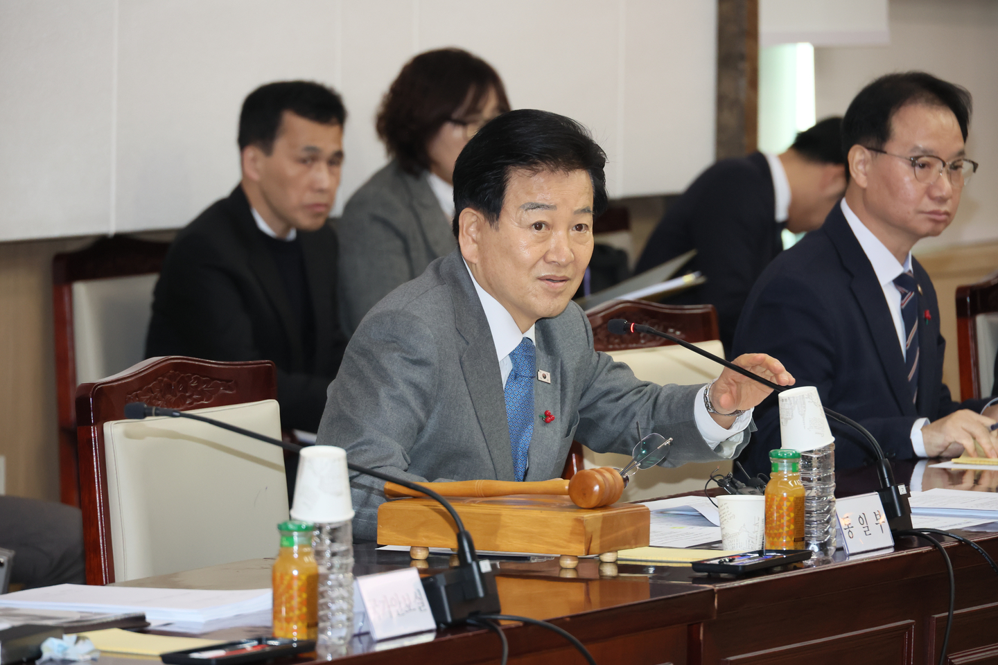 Unification Minister Chung Dong-young, left, speaks during a meeting of the South-North Korea Exchanges and Cooperation Support Association at the government complex in central Seoul on Jan. 22. [YONHAP]