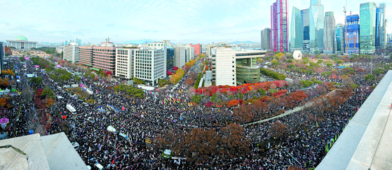 Another view of the protest calling for Yoon's removal on Saturday, stretching from the National Assembly to the left of the image to the financial district in the heart of Yeouido to the right.  [YONHAP]