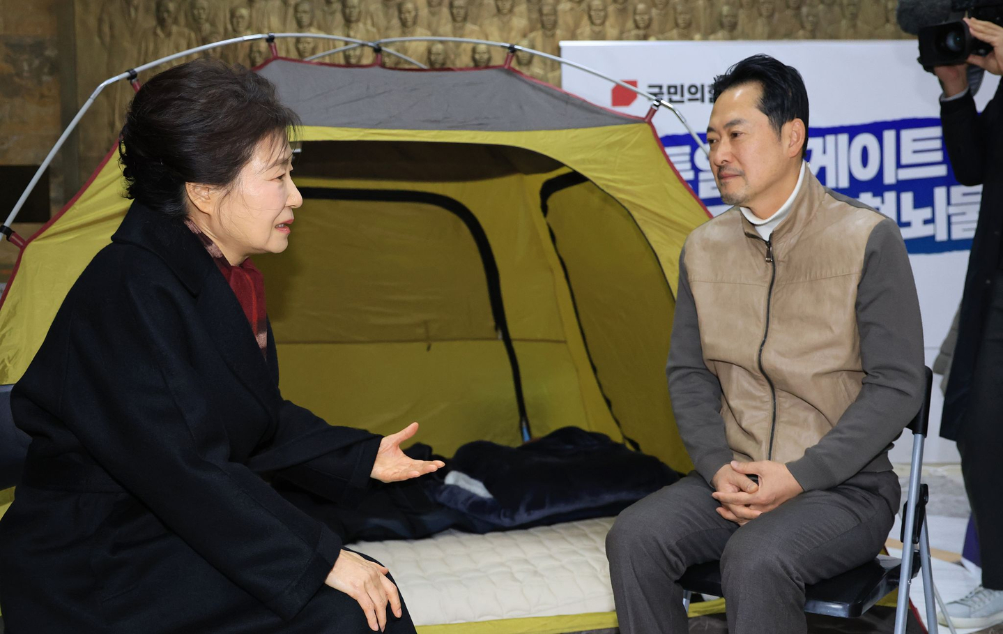 Former President Park Geun-hye, left, visits and talks with People Power Party leader Jang Dong-hyeok at his hunger strike protest site in the National Assembly on Jan. 22. [LIM HYUN-DONG]