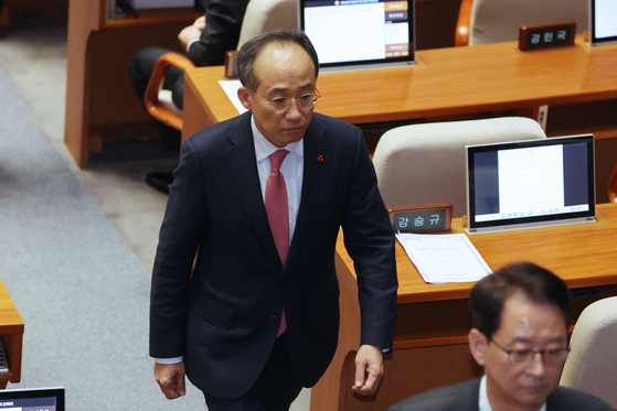 People Power Party floor leader Choo Kyung-ho, whose tendered resignation from the role had yet to be accepted by the time of the vote to impeach President Yoon Suk Yeol on Saturday, walks out of the National Assembly chamber ahead of the vote on the motion.  [YONHAP]