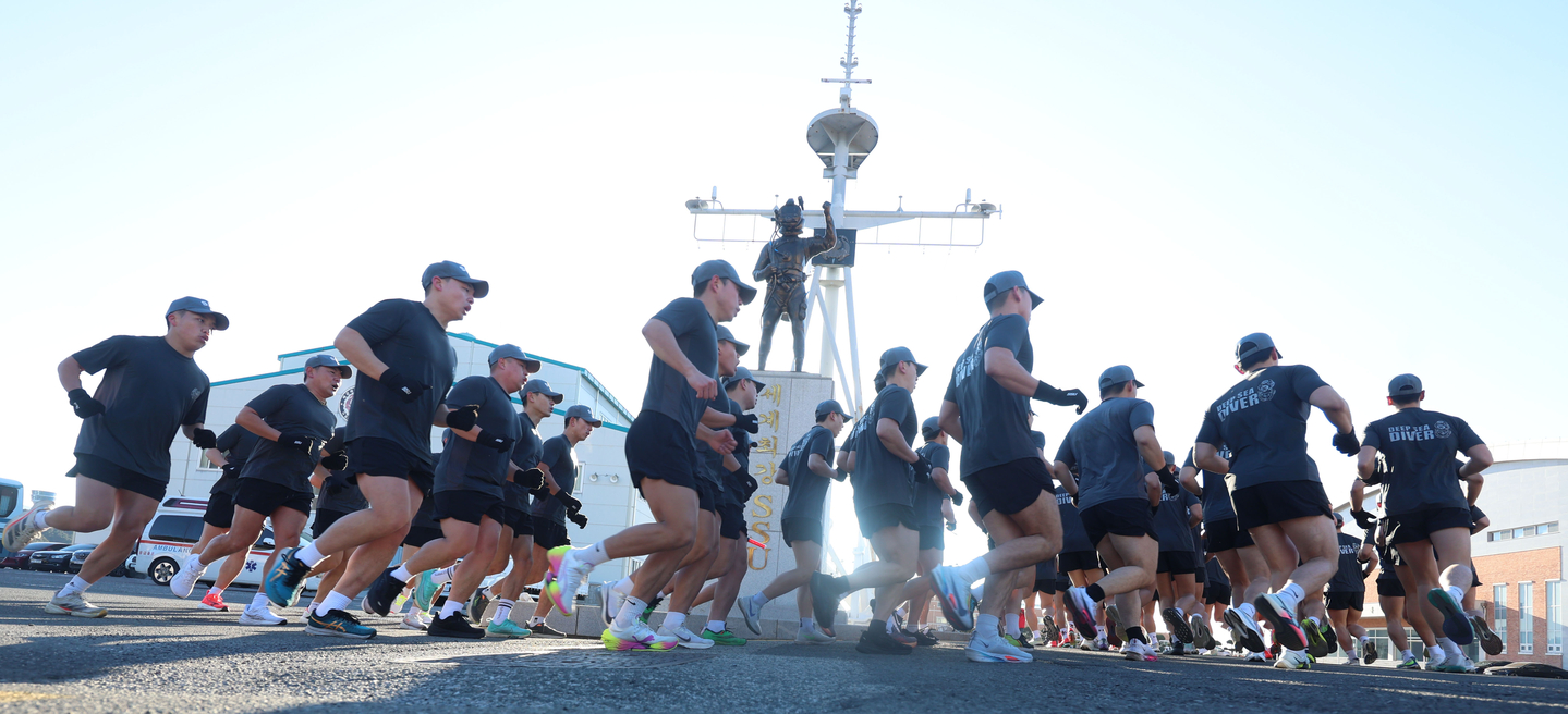 Navy officers run as part of a drill at a naval base in Jinhae, South Gyeongsang, on Jan. 22. [YONHAP] 