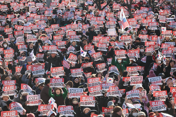Members of conservative groups call for the arrest of Democratic Party leader Lee Jae-myung in Gwanghwamun Square, central Seoul, on Saturday.  [NEWS1]