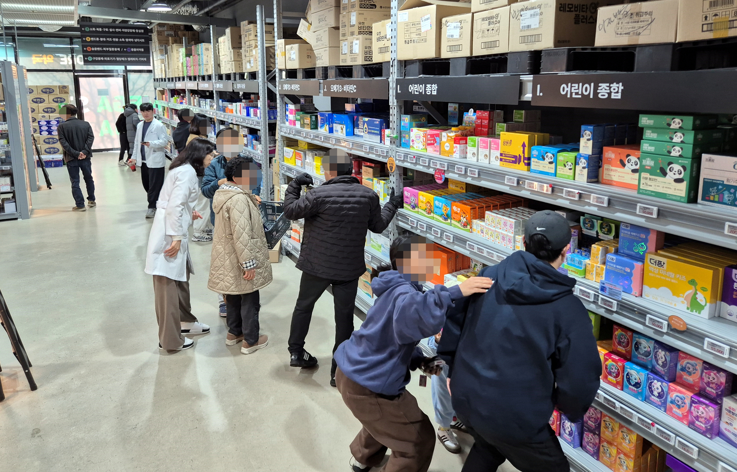 Customers consult with a pharmacist while purchasing medicine at a warehouse-style pharmacy in the Suwan New Town area of Gwangsan District, Gwangju, on Jan. 18. [HWANG HEE-GYU]
