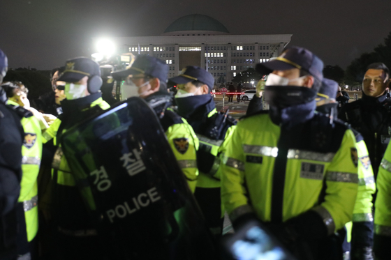 Police bar entry to the main gate of the National Assembly in Yeouido, western Seoul, Tuesday night after President Yoon Suk Yeol declared martial law. [NEWS1]