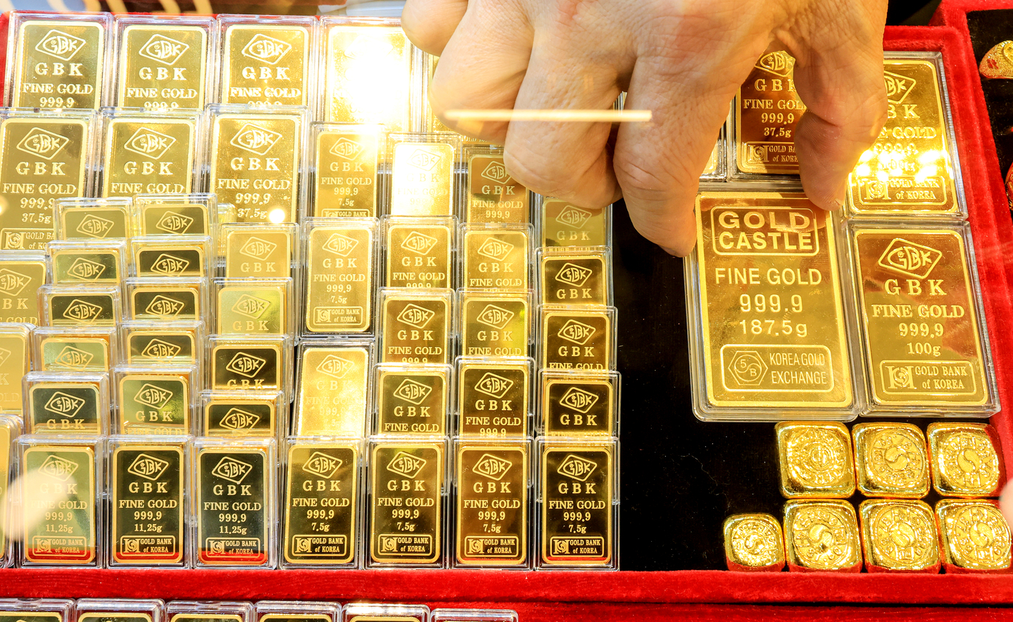 Gold bars are seen at a jeweler's in Jongno District, central Seoul on Jan. 21. [NEWS1]