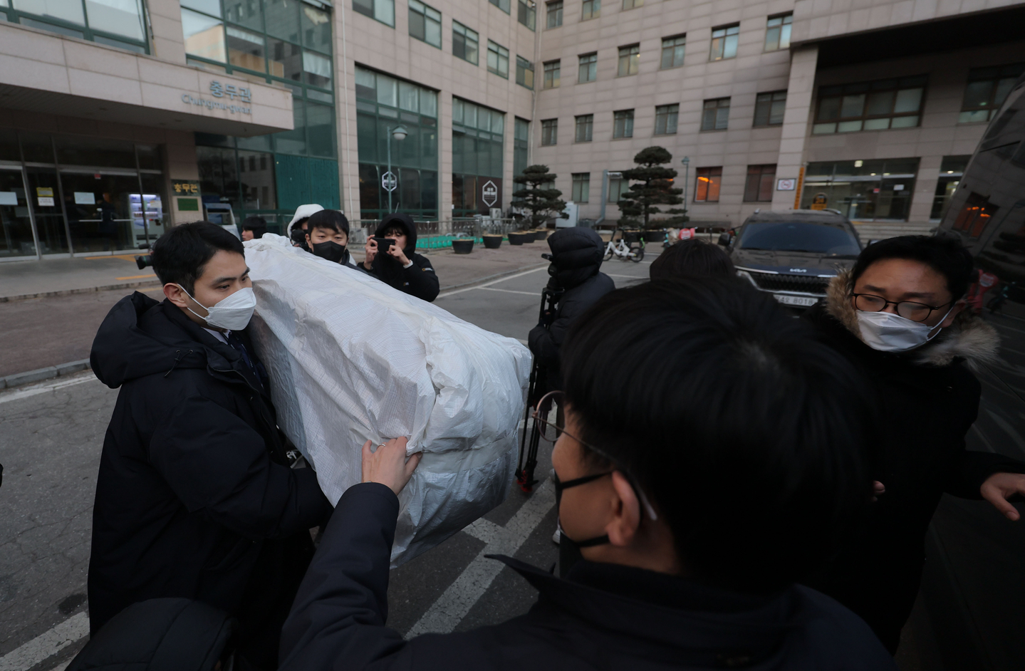 Investigators transport a seized object from the office of suspects accused of flying drones into North Korea at a university in Seoul on Jan. 21. [YONHAP]