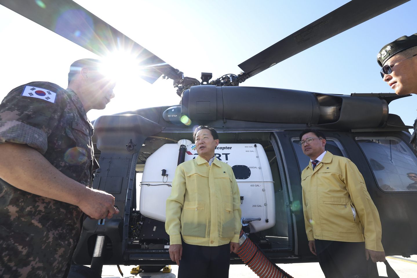 Vice Defense Minister Lee Doo-hee, center is seen inspecting military readiness of choppers to prepare for scenarios of a wildfire breakout on Sept. 10, 2025. [YONHAP]