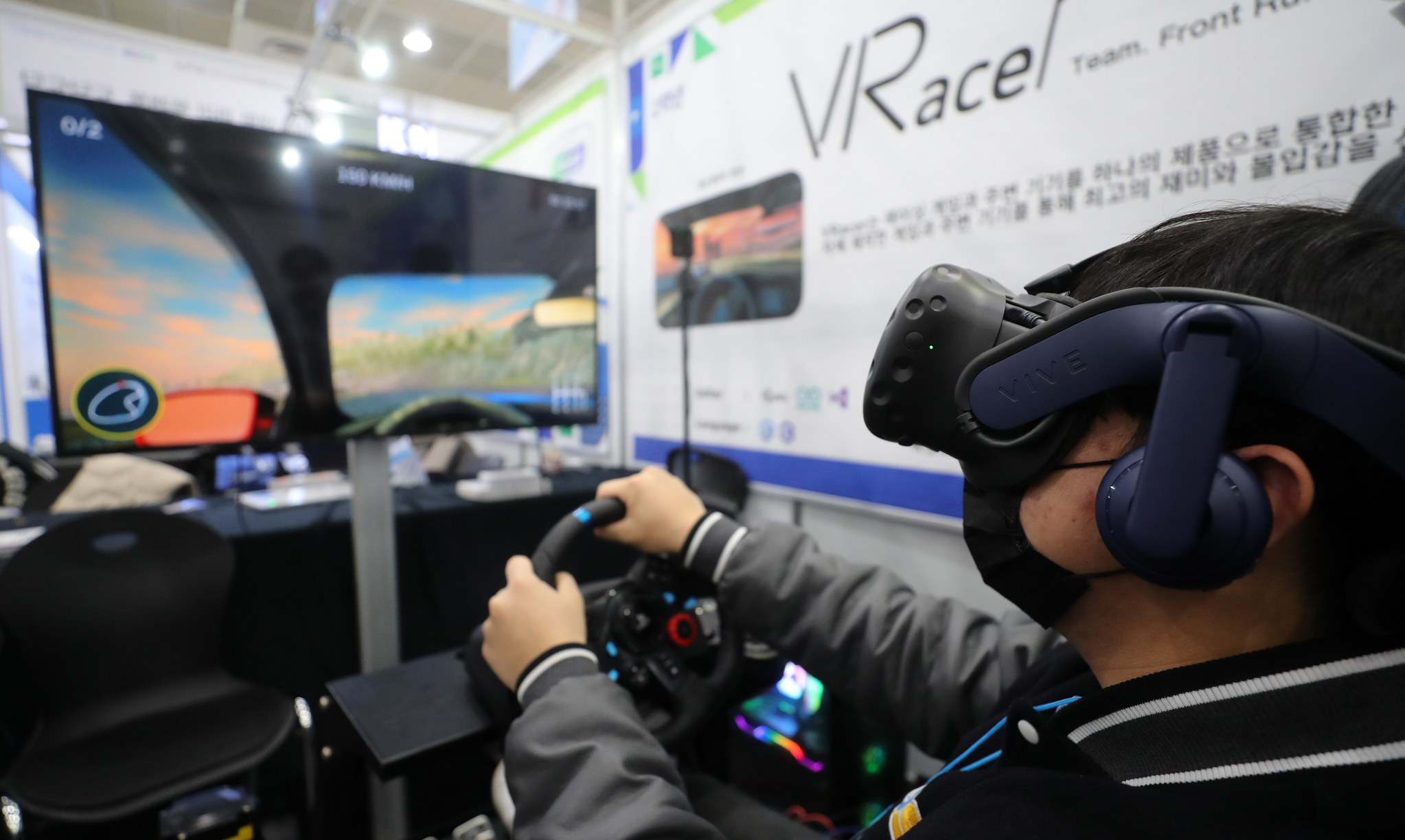 A visitor tries a racing game developed by students of Daegu Software Meister High School at the 7th Korea Software Expo held at COEX in Gangnam District, Seoul, on Dec. 7, 2022. [NEWS1]