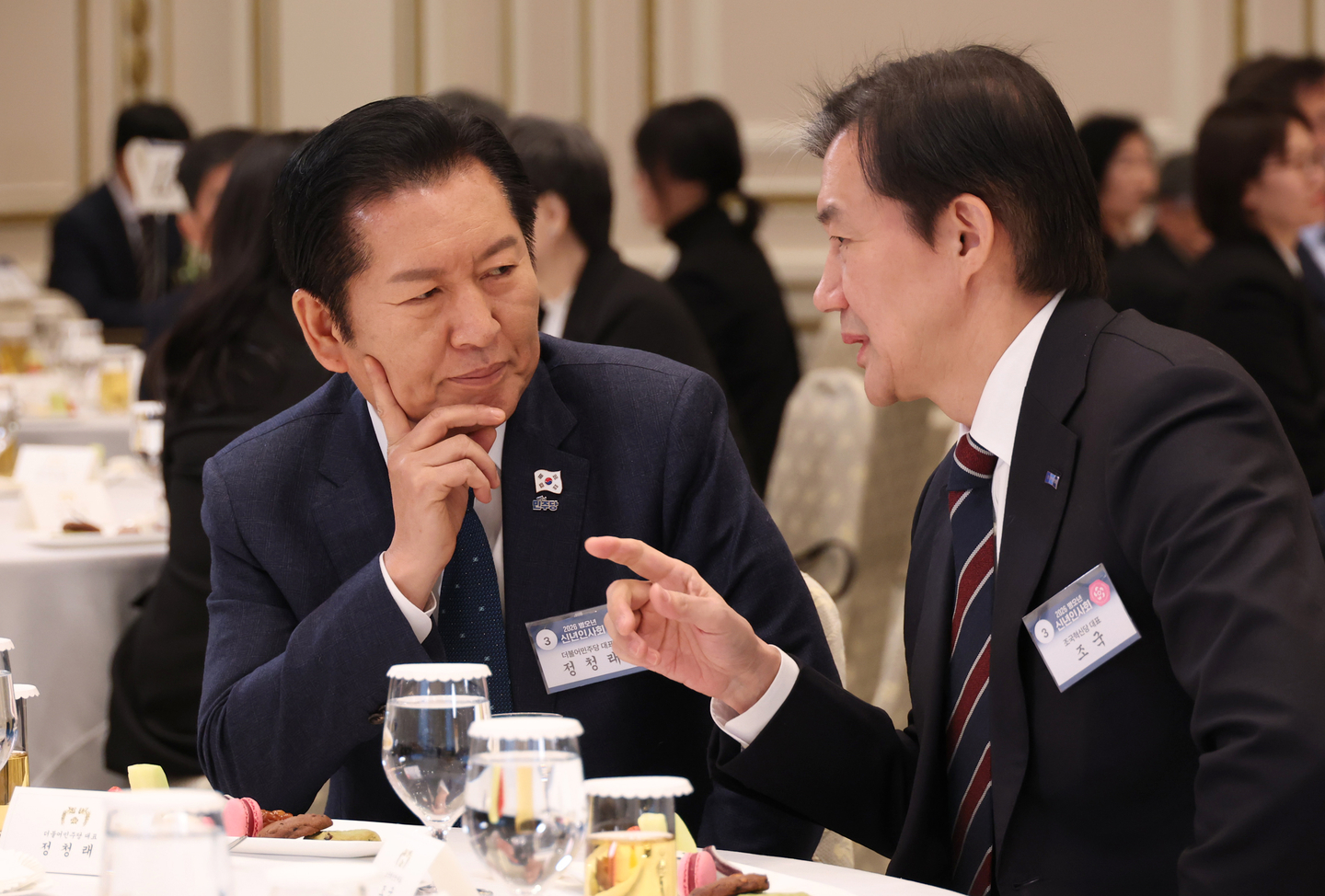 Democratic Party leader Jung Chung-rae, left, and Rebuilding Korea Party leader Cho Kuk speak during a New Year's event at the Blue House in Jongno District, central Seoul, on Jan. 2. [JOINT PRESS CORPS]