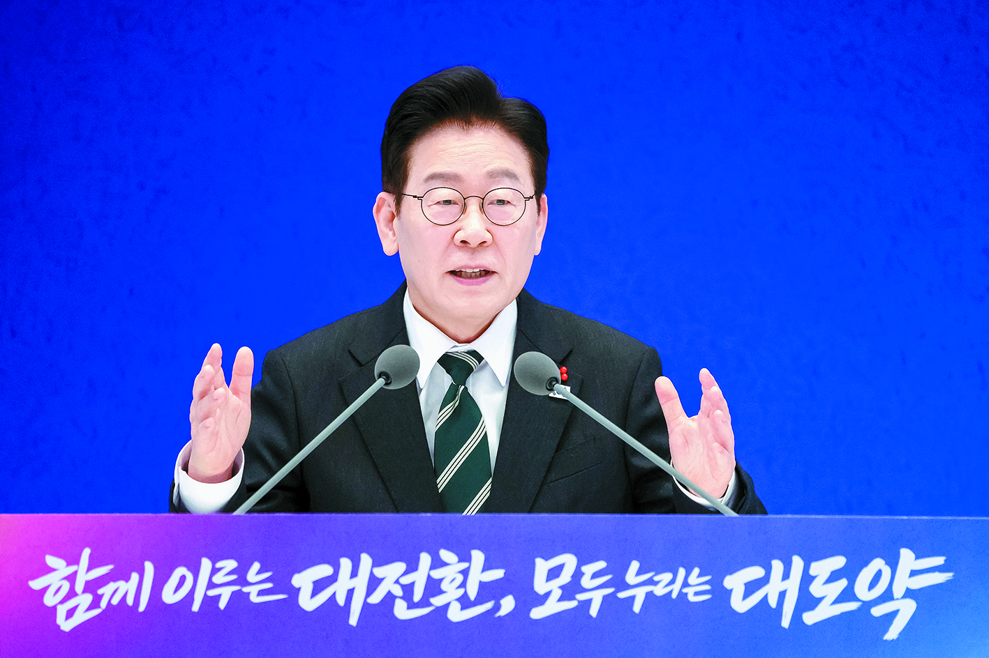 President Lee Jae Myung speaks during a New Year's press conference at the Blue House in Jongno District, central Seoul, on Jan. 21. [JOINT PRESS CORPS]