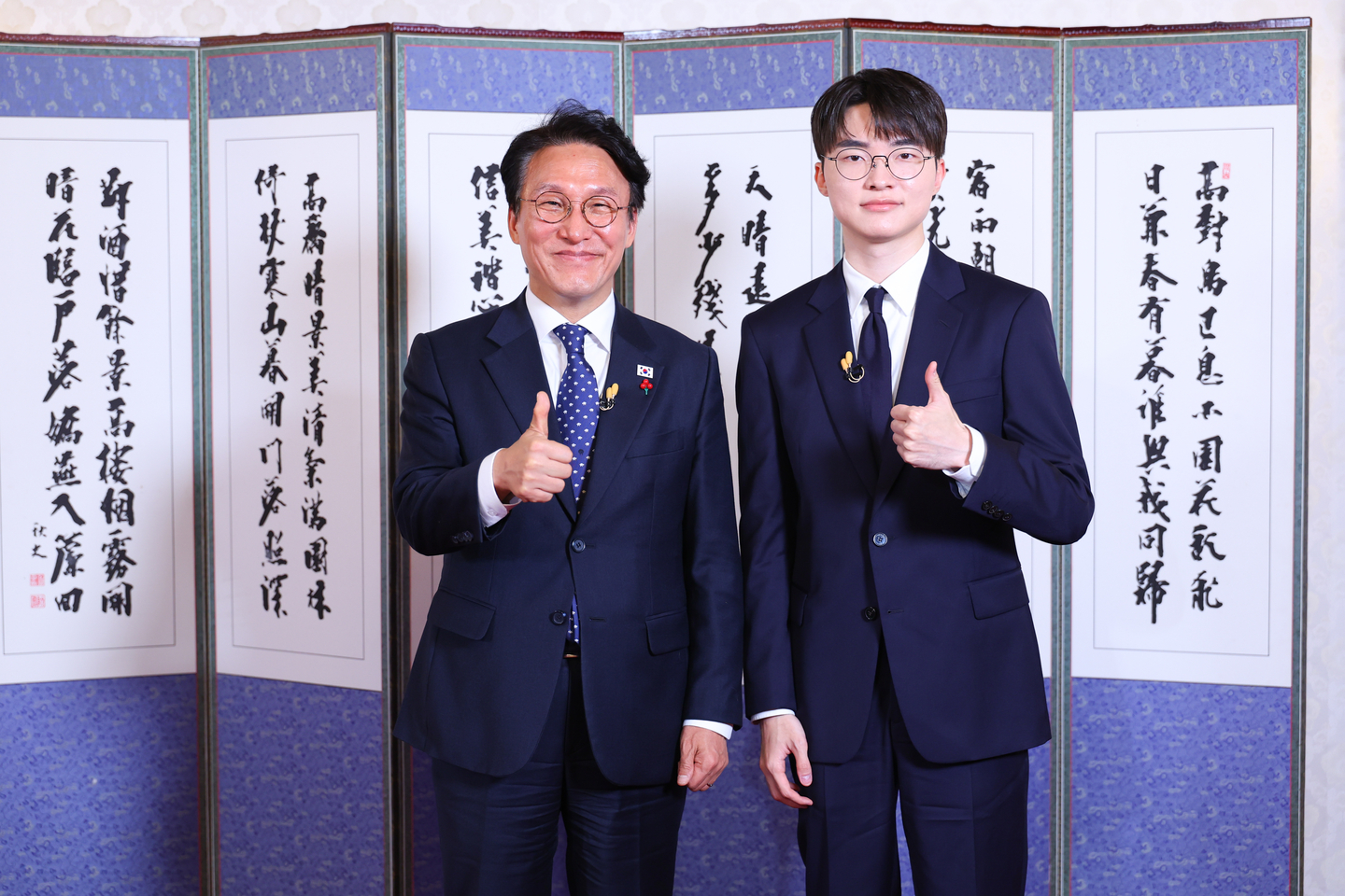 Prime Minister Kim Min-seok, left, meets e-sports star Lee Sang-hyeok, known as “Faker,” at his official residence in Seoul on Dec. 18, 2025. [NEWS1]