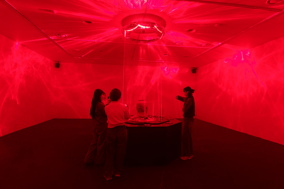 The Ultimate End to Perfection ‘Destruction,’” a buncheong vase by Park Sang-jin at the CookieRun Kingdom’s “Legacy of the Kingdom” art exhibition at the Ara Art Center in Insa-dong in Jongno District, central Seoul. Buncheong refers to a traditional Korean pottery style that uses coats of white stoneware slip. [CHO YONG-JUN]