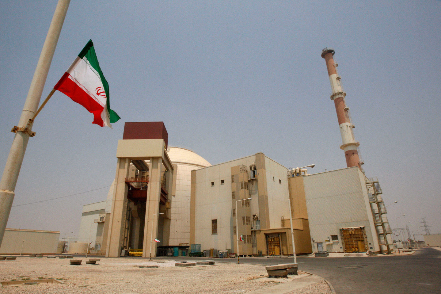 An Iranian flag flutters in front of the reactor building of the Bushehr nuclear power plant, just outside the southern city of Bushehr, Iran, Aug. 21, 2010. [AP/YONHAP]