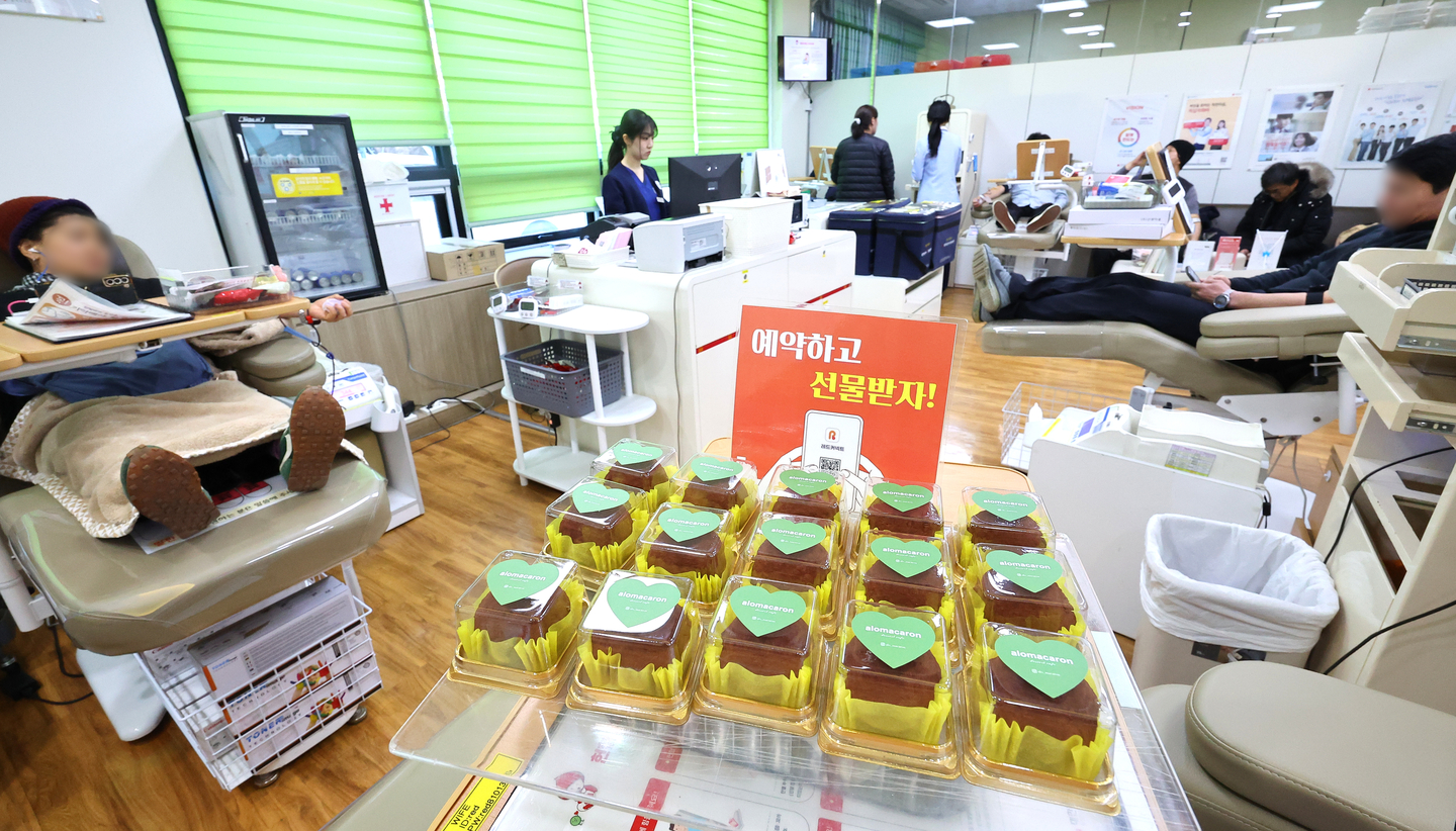 People donate blood at the Korean Red Cross’s Incheon center, where Dubai chewy cookies are offered to donors as a token of appreciation. [YONHAP]