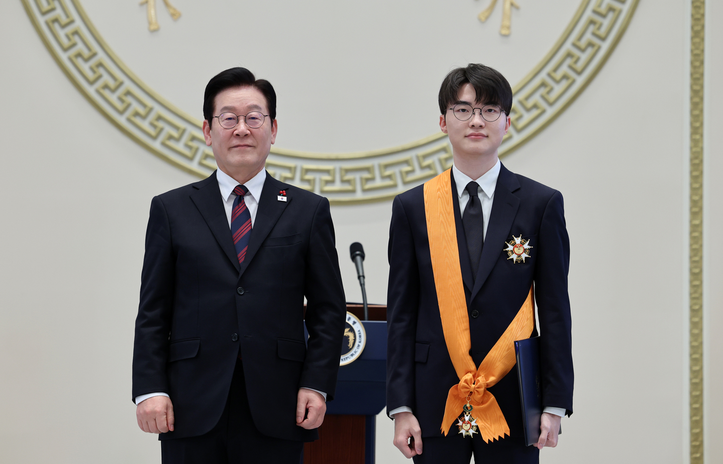 President Lee Jae Myung, left, poses with Lee Sang-hyeok, better known as League of Legends world champion "Faker," after presenting him with the Cheongnyong Medal, the nation’s highest sporting honor, during the 2026 New Year’s gathering at the state guesthouse of the Blue House in central Seoul on Jan. 2. [NEWS1]