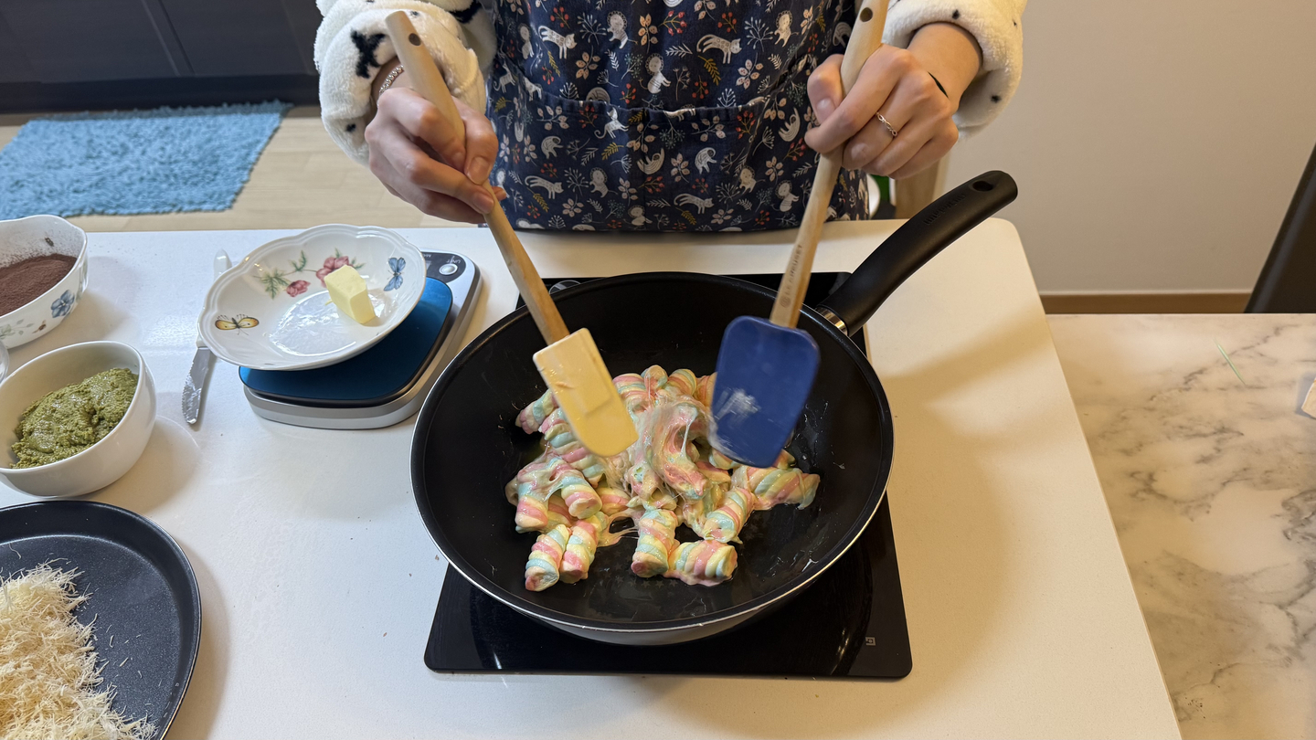 I melt colorful marshmallows with butter after failing to find plain white marshmallows. [WOO JI-WON]