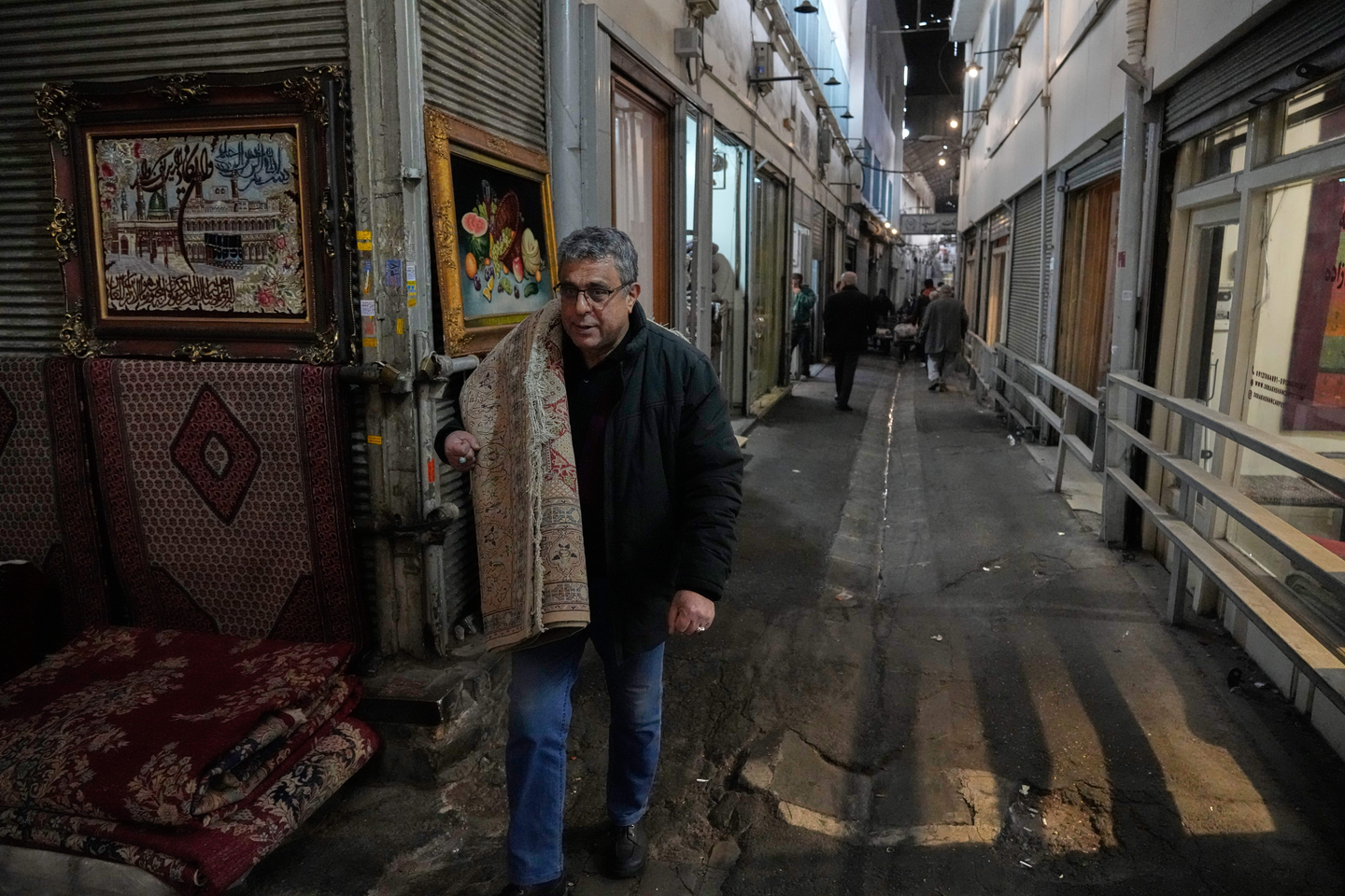 A man carries a carpet at Tehran's historic Grand Bazaar on Jan. 20, in Iran. [AP/YONHAP]